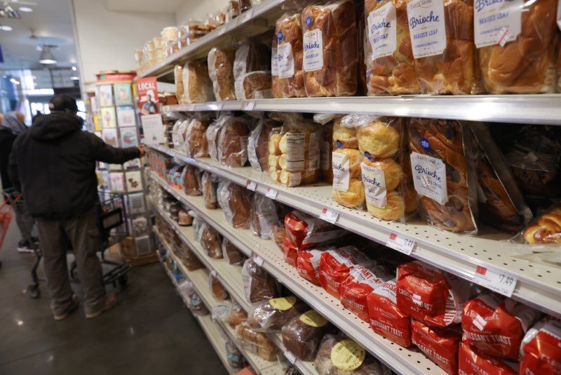 © Reuters. FILE PHOTO: A person shops for bread at a store in Manhattan, New York, U.S., March 29, 2022. REUTERS/Andrew Kelly/File Photo