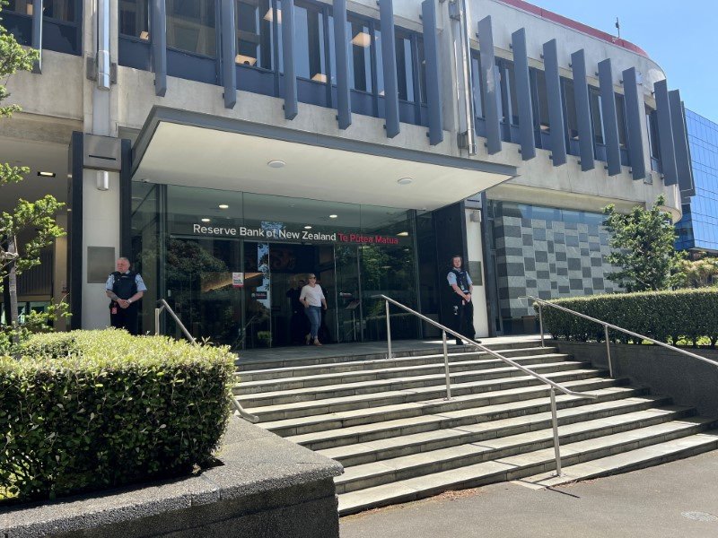 © Reuters. FILE PHOTO: A view of an entrance to the Reserve Bank of New Zealand in Wellington, New Zealand, November 10, 2022. REUTERS/Lucy Craymer/File Photo